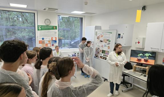 Dijaki tehniške gimnazije na BIC Ljubljana, Gimnaziji in veterinarski šoli so obiskali Nacionalni inštitut za biologijo